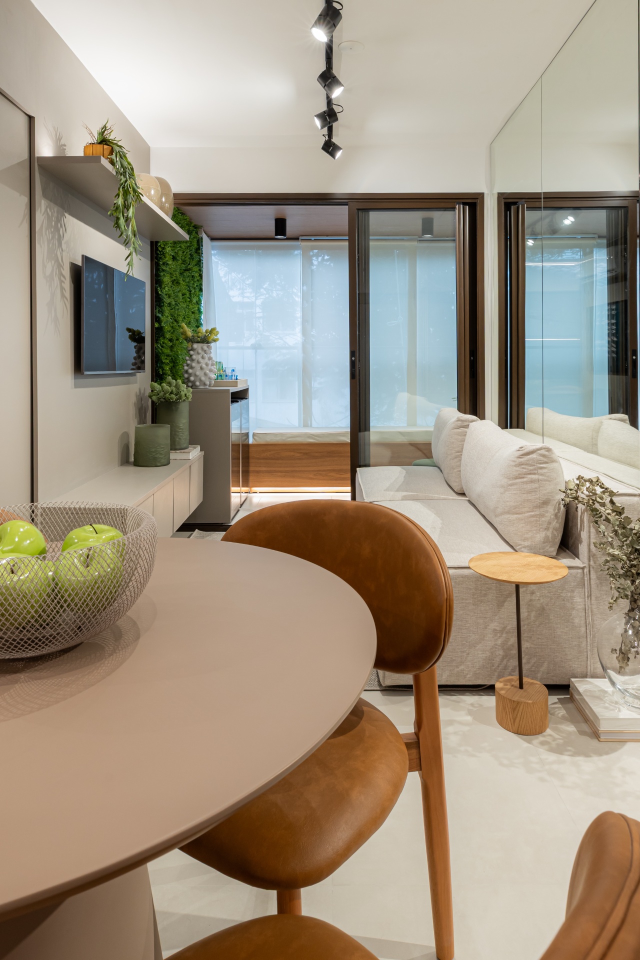 Sala de jantar com vista para a varanda